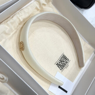 I ที่คาดผม Marithe สีIvory (กาวตรงปลายที่คาดผมหลุด ซ่อมโดยใช้กาวติดผ้าแล้ว ตรงปลายที่คาดผมจะรู้สึกแข็งๆของกาวค่ะ)