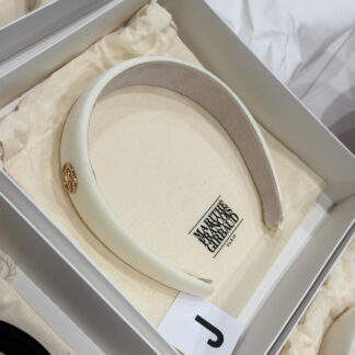 J ที่คาดผม Marithe สีIvory (กาวตรงปลายที่คาดผมหลุด)