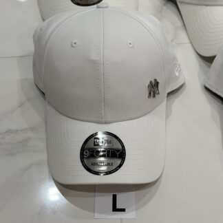 L หมวก New Era สีขาว รุ่นโลโก้เหล็ก