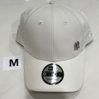 M หมวก New Era สีขาว รุ่นโลโก้เหล็ก