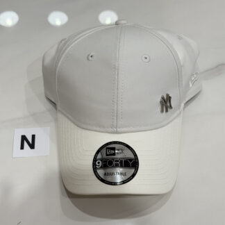 N หมวก New Era สีขาว รุ่นโลโก้เหล็ก