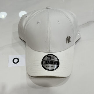 O หมวก New Era สีขาว รุ่นโลโก้เหล็ก