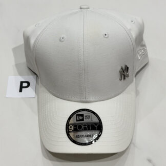 P หมวก New Era สีขาว รุ่นโลโก้เหล็ก