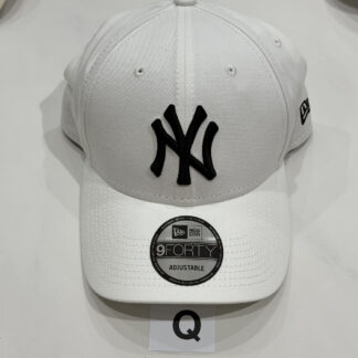 Q หมวก New Era สีขาวปักดำ