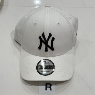R หมวก New Era สีขาวปักดำ