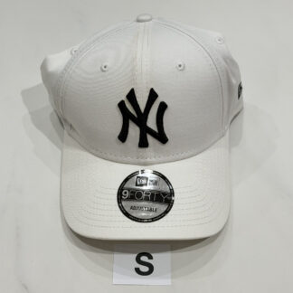 S หมวก New Era สีขาวปักดำ