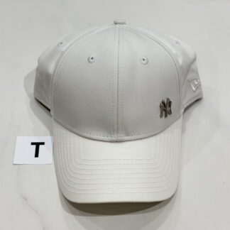 T หมวก New Era สีขาว รุ่นโลโก้เหล็ก