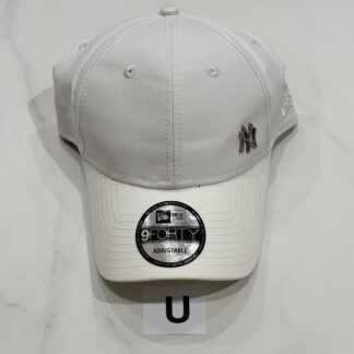 U หมวก New Era สีขาว รุ่นโลโก้เหล็ก