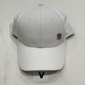 V หมวก New Era สีขาว รุ่นโลโก้เหล็ก
