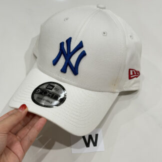 W หมวก New Era สีขาว