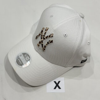 X หมวก New Era สีขาว